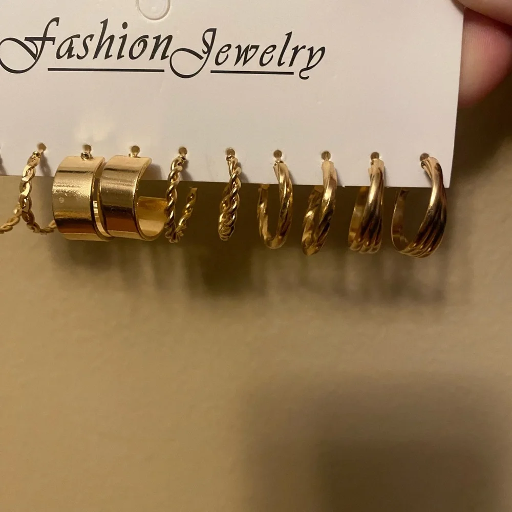 NEW fashion earrings set.